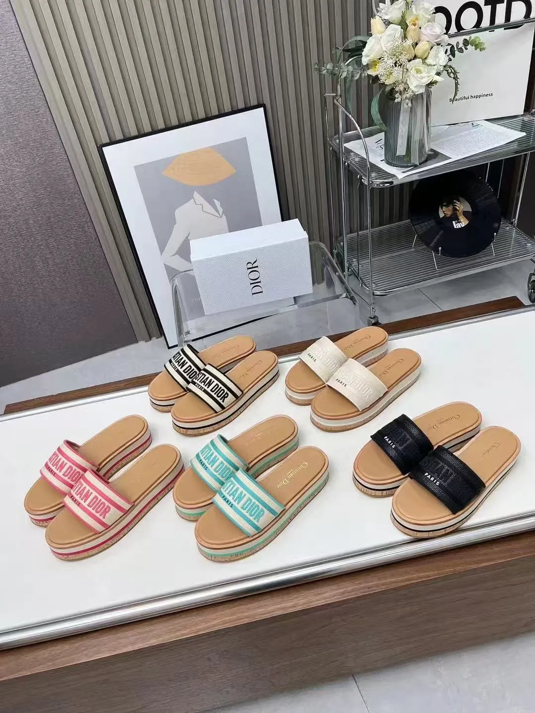 👟👟Ex-factory price 420👟👟 Dior's new spring and summer IVIETA DWAY jelly-colored flat-soled one-slip women's shoes with CD letter logo three-dimensional embroidery thick-soled round-toe open-toe slippers. The original version is developed to be the top version on the market. It feels soft and delicate on the feet and is extremely comfortable. Material: Upper imported raffia electric embroidery high-temperature water-soluble cotton technical fabric + water-dyed cowhide foot pad lining + original consistent combination outsole Outsole: original outsole Size: 35-42 (40.41.42 custom-made, non-refundable and non-exchangeable)